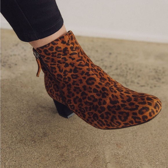 NWOT clarks Marilyn suede leopard booties - Picture 2 of 10